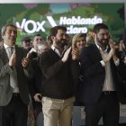 El ex vicepresidente valencia, Vicente Barrera, el  también vicepresidente de la Junta de Castilla y León, Juan García-Gallardo, y el presidente de Vox de Murcia y vicepresidente de la Región de Murcia, José Ángel Antelo (d), durante un acto público de precampaña, en el Auditorio Palacio de Congresos ‘Mar de Vigo’, a 28 de enero de 2024, en Pontevedra, Galicia (España). Se trata de la segunda jornada de Abascal en la precampaña de los comicios gallegos después de que el domingo pasado diera el pistoletazo de salida cuando dijo que espera que “suene la gaita” en esta cita electoral frente a un Partido Popular “acomodado en la mayoría absoluta”. El líder de Vox llega a Galicia un día después de haber sido reelegido presidente de Vox en la Asamblea General extraordinaria que su partido celebró ayer, 27 de enero, en Madrid. Ante la ausencia de otros candidatos, no hizo falta celebrar una votación y fue proclamado líder del partido automáticamente.
28 ENERO 2024;PP;PARTIDO POPULAR;VOX;PRECAMPAÑA;ELECCIONES;COMICIOS;AUTONÓMICAS;18F
Adrián Irago / Europa Press
(Foto de ARCHIVO)
28/1/2024