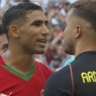 Achraf Hakimi y Arnau Tena, durante el encuentro España-Marruecos.