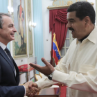 Zapatero saluda a Nicolás Maduro