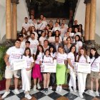 Jóvenes participando en talleres para incorporarse al mercado laboral.