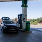 Un coche repostando en una gasolinera, a 1 de agosto de 2024, en Madrid (España). El precio de los carburantes en España ha proseguido esta semana su tendencia bajista y ha encadenado su tercera caída, abaratándose hasta un 0,6% en plena operación salida de agosto. En concreto, el precio medio del litro de gasoil se ha situado en los 1,483 euros, cayendo un 0,6% con respecto a los 1,492 euros de hace una semana, para retroceder a niveles de la última semana de junio después de tres semanas de bajadas, según los datos del Boletín Petrolero de la Unión Europea recogidos por Europa Press.
01 AGOSTO 2024;CARBURANTE;GASOLINA;DIESEL;BAJADA;RECURSOS;GASOLINERA;PIXELADA
Ricardo Rubio / Europa Press
01/8/2024