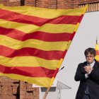 Carles Puigdemont aplaude durante el acto tras el que acabó escapándose.