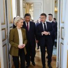 HANDOUT - 06 May 2024, France, Paris: French President Emmanuel Macron (R), European Commission President Ursula von der Leyen (L), and China's President Xi Jinping (C) arrive to attend a meeting at the Elysee presidential palace. Photo: Christophe Licoppe/European Commission/dpa - ATTENTION: editorial use only and only if the credit mentioned above is referenced in full
Christophe Licoppe/European Comm / DPA
(Foto de ARCHIVO)
06/5/2024 ONLY FOR USE IN SPAIN