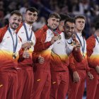 Los jugadores de la selección española de fútbol celebran su oro olímpico en París.