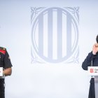 El comisario jefe de los Mossos d'Esquadra, Eduard Sallent (i), y el conseller de Interior en funciones, Joan Ignasi Elena (d), comparecen ante la prensa para explicar el dispositivo policial en torno al expresidente de la Generalitat, Carles Puigdemont.