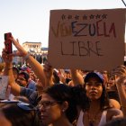 Decenas de personas durante una concentración de apoyo a Venezuela, en la plaza de Cibeles, a 7 de agosto de 2024, en Madrid (España). La protesta ha sido convocada por el Comando CON VZLA para apoyar a Venezuela y ‘’alzar la voz por una Venezuela libre’’, reclaman desde la organización. Maduro fue el vencedor de las pasadas elecciones presidenciales del 28 de julio con un 52% de los votos frente a un 43% del opositor Edmundo González. Manifestantes y organizaciones que apoyan a Venezuela consideran que el triunfo de Maduro ha sido por fraude electoral.
07 AGOSTO 2024;VENEZUELA;MANIFESTACIÓN;PROTESTO;APOYO;MADURO;CON VZLA;EDMUNDO;
Rafael Bastante / Europa Press
07/8/2024