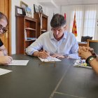 El Alcalde Marcos Zaragoza, la edil de Comercio, Rosa Llorca, y la presidenta de la asociación de vendedores del Mercat Central, Marta Llorca,