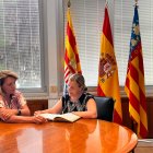 La vicepresidenta y consellera de Servicios Sociales, Igualdad y Vivienda, Susana Camarero, junto a Susana Marqués, alcaldesa de Benicàssim.