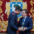 Enrique Chisbert, jefe del Cuerpo Municipal de Bomberos de Valencia durante la entrega de la 'Paloma de Bronce' a manos del alcalde de Madrid, José Luis Martínez-Almeida.