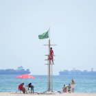 Vista de la bandera de verde en las playas de El Saler