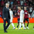 Carlo Ancelotti, cabizbajo, tras el empate del Real Madrid en Palma de Mallorca.