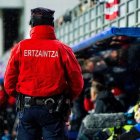 Un ertzaina en el dispositivo de seguridad de un partido de fútbol.