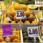 Archivo - Diferentes frutas en una frutería  en un puesto de un mercado, a 15 de marzo de 2023, en Madrid (España). El Índice de Precios de Consumo (IPC) ha subido un 0,9% en febrero en relación al mes anterior y elevó una décima su tasa interanual, hasta