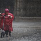 Una persona camina bajo la lluvia