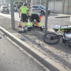 El ciclista fue traslado al hospital con una hemorragia en la pierna, pero no existe riesgo vital