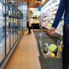 Gente comprando en un supermercado