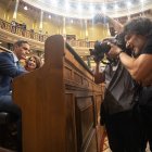 El presidente del Gobierno, Pedro Sánchez, y la vicepresidenta primera y ministra de Hacienda, María Jesús Montero, conversan a su llegada a una sesión extraordinaria en el Congreso de los Diputados, a 17 de julio de 2024, en Madrid (España). Pedro Sánchez presenta hoy las líneas fundamentales del Plan de Acción por la Democracia, también llamado plan de regeneración democrática. Se trata de un paquete de medidas que incluye cambios en la regulación de la publicidad institucional para limitar el dinero público que se destina a los medios de comunicación. Durante la sesión, también ha informado de las decisiones adoptadas por los líderes de los 27 en los Consejos Europeos que tuvieron lugar en los pasados 17 y 27 de junio.
17 JULIO 2024;MADRID;CONGRESO DE LOS DIPUTADOS;SESIÓN EXTRAORDINARIA;PLAN DE REGENERACIÓN DEMOCRÁTICA
Eduardo Parra / Europa Press
(Foto de ARCHIVO)
17/7/2024