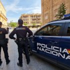 Imagen de agentes y de un coche patrulla de la Policía Nacional