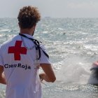 Socorrista de Cruz Roja en una playa valenciana