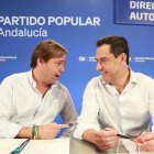 El presidente del PP-A, Juanma Moreno, y el secretario general del partido, Antonio Repullo.