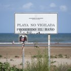 Cartel de advertencia en la playa de Massalfassar, a 26 de agosto de 2024, en Massalfassar, Valencia, Comunidad Valenciana (España).