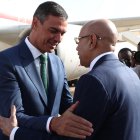 El presidente del Gobierno, Pedro Sánchez (i), y el presidente de Mauritania, Mohamed Uld Ghazuani (d).