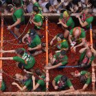 Decenas de personas durante la Tomatina de Buñol 2024