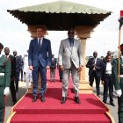 Pedro Sánchez y el presidente de Gambia, Adama Barrow, a 28 de agosto de 2024, en Gambia .