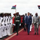 Pedro Sánchez es recibido por el presidente de Gambia, Adama Barrow durante su visita al país africano.