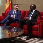 El presidente del Gobierno, Pedro Sánchez charla con el presidente de la República del Senegal, Bassirou Diomaye Faye.