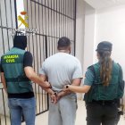 Agentes de la Guardia Civil con uno de los investigados