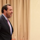 El ministro de Transportes y Movilidad Sostenible, Óscar Puente, llega a la Comisión de Transportes y Movilidad Sostenible del Congreso de los Diputados, a 29 de agosto de 2024, en Madrid (España). Durante la comparecencia, Puente, ha informado de los inc.