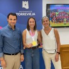 El alcalde de Torrevieja, Eduardo Dolón, y la concejal de Deportes, Diana Box, han recibido en la mañana de hoy a la joven jugadora torrevejense, Udane Bernabé Cobos.