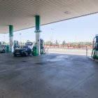 Dos coches repostando en una gasolinera, a 1 de agosto de 2024, en Madrid (España). El precio de los carburantes en España ha proseguido esta semana su tendencia bajista y ha encadenado su tercera caída, abaratándose hasta un 0,6% en plena operación salida de agosto. En concreto, el precio medio del litro de gasoil se ha situado en los 1,483 euros, cayendo un 0,6% con respecto a los 1,492 euros de hace una semana, para retroceder a niveles de la última semana de junio después de tres semanas de bajadas, según los datos del Boletín Petrolero de la Unión Europea recogidos por Europa Press.
01 AGOSTO 2024;CARBURANTE;GASOLINA;DIESEL;BAJADA;RECURSOS;GASOLINERA;PIXELADA
Ricardo Rubio / Europa Press
01/8/2024