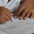 Niño haciendo actividades escolares