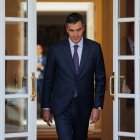 El presidente del Gobierno, Pedro Sánchez, en las puertas de La Moncloa.