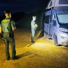 Agentes de la Guardia Civil junto a una de las autocaravanas desalojadas en Tarifa (Cádiz).