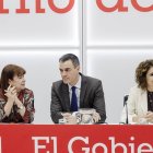 Archivo - (I-D) La presidenta del PSOE, Cristina Narbona; el secretario general del PSOE y presidente del Gobierno, Pedro Sánchez, y la ministra de Hacienda y Función Pública, María Jesús Montero, durante la reunión de la Comisión Ejecutiva Federal en Fer.