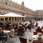 Varias personas en la terraza de un restaurante en la Plaza Mayor de Salamanca