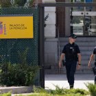 Agentes de Policía a su salida del Palacio de La Moncloa