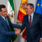 El presidente de la Junta de Andalucía, Juanma Moreno, con el el secretario general del PSOE-A, Juan Espadas, en una imagen de archivo en San Telmo, Sevilla.