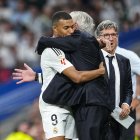 Ancelotti y Mbappé se funden en un emotivo abrazo a la conclusión de la victoria madridista ante el Betis.