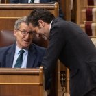 El presidente del PP, Alberto Núñez Feijóo y el portavoz del partido, Borja Sémper, charlan durante una sesión en el Congreso.