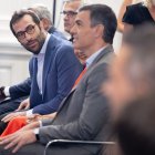 El ministro de Economía, Comercio y Empresas, Carlos Cuerpo, y el presidente del Gobierno, Pedro Sánchez.