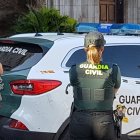 Una agente y un coche de la Guardia Civil