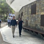 Vicente Martínez, conseller Medio Ambiente y Bernabé Cano, alcalde de La Nucía visitando el CEM Captivador de La Nucía