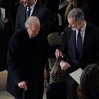 Don Juan Carlos of Spain y el ReyFelipe durante el funeral de Constantino de Grecia.