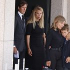 Cari Lapique, Carla Goyanes y Jorge Benguria con su hijo Carlos Benguria en el funeral de Caritina Goyanes, en Madrid el 28 de agosto.