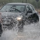 Un coche circula bajo la lluvia, a 2 de septiembre de 2023 (Archivo)