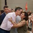 El presidente del Gobierno, Pedro Sánchez, saluda a la presidenta del Consejo de Estado y ex ministra, Carmen Calvo durante un acto en 2023.